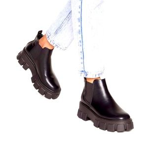 Cleated Chelsea Boot ***size 7 but runs large!!! Could fit 7.5/8***